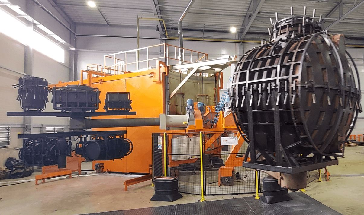 Máquina de rotomoldeo con moldes en la planta de Cadrete